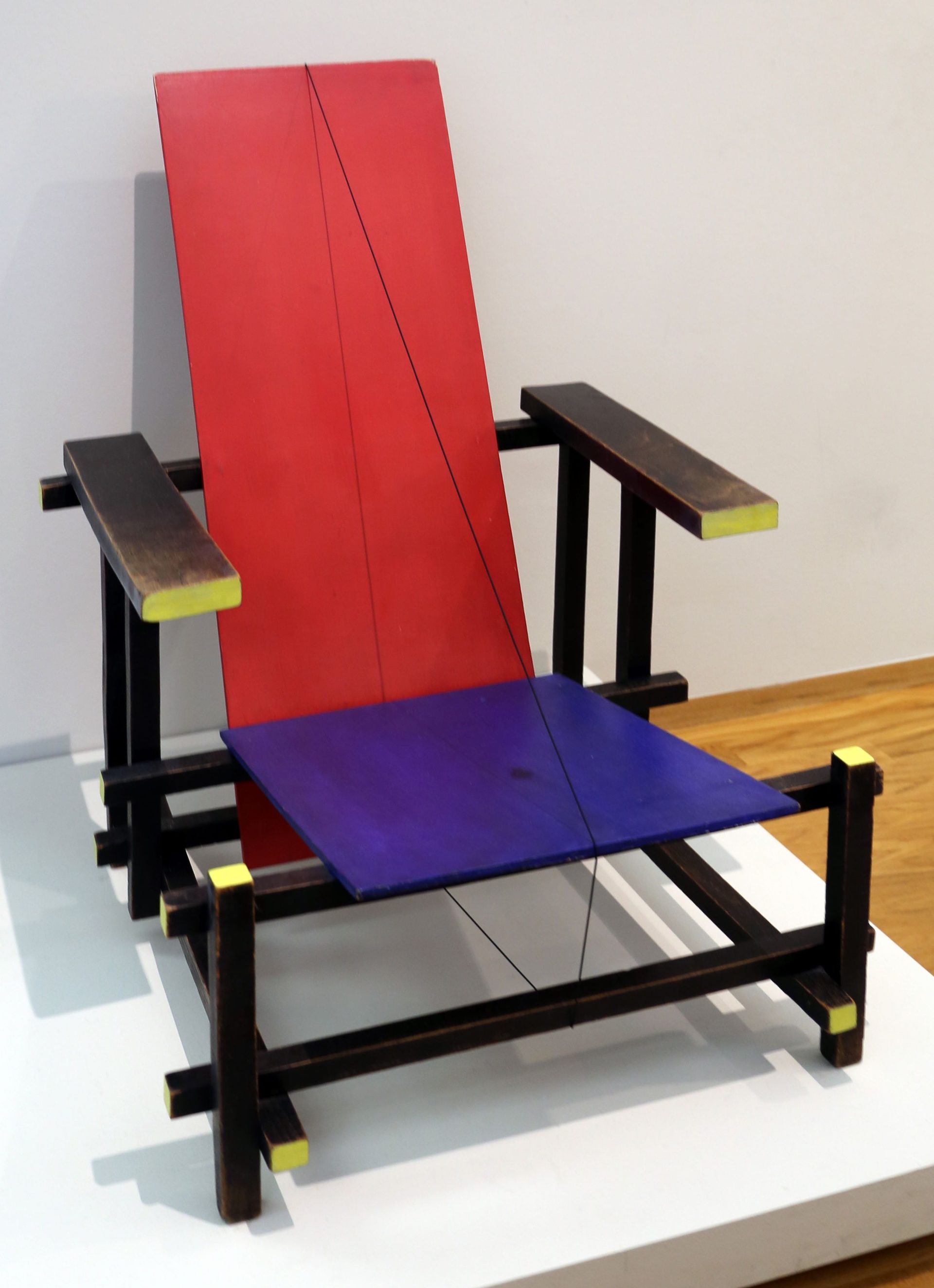 Gerrit Rietveld, Red and Blue Chair, painted version 1923