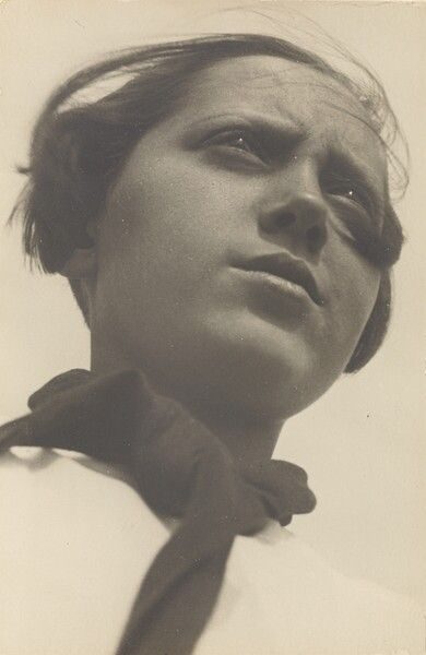 Aleksander Rodchenko, Pioneer Girl, 1930 — diagonal upward composition, gelatin silver print