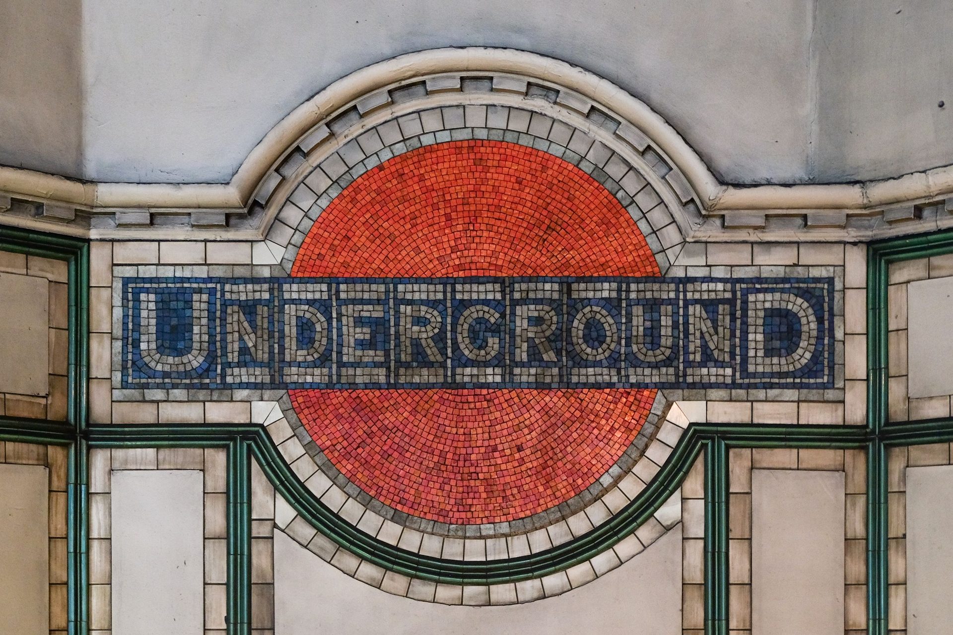 London Underground Roundel, Johnston Sans variant