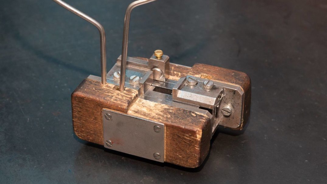 Reconstruction of Gutenberg's adjustable hand-mould for casting metal type